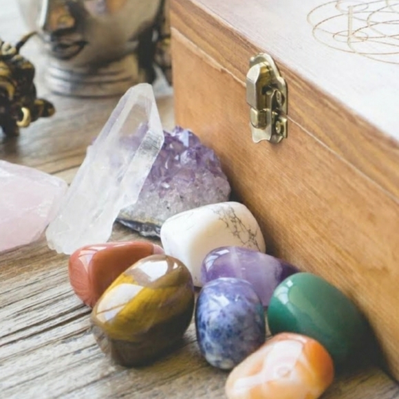 GIFT IDEA Crystals & Healing Stones in Wooden Box - Picture 5 of 7